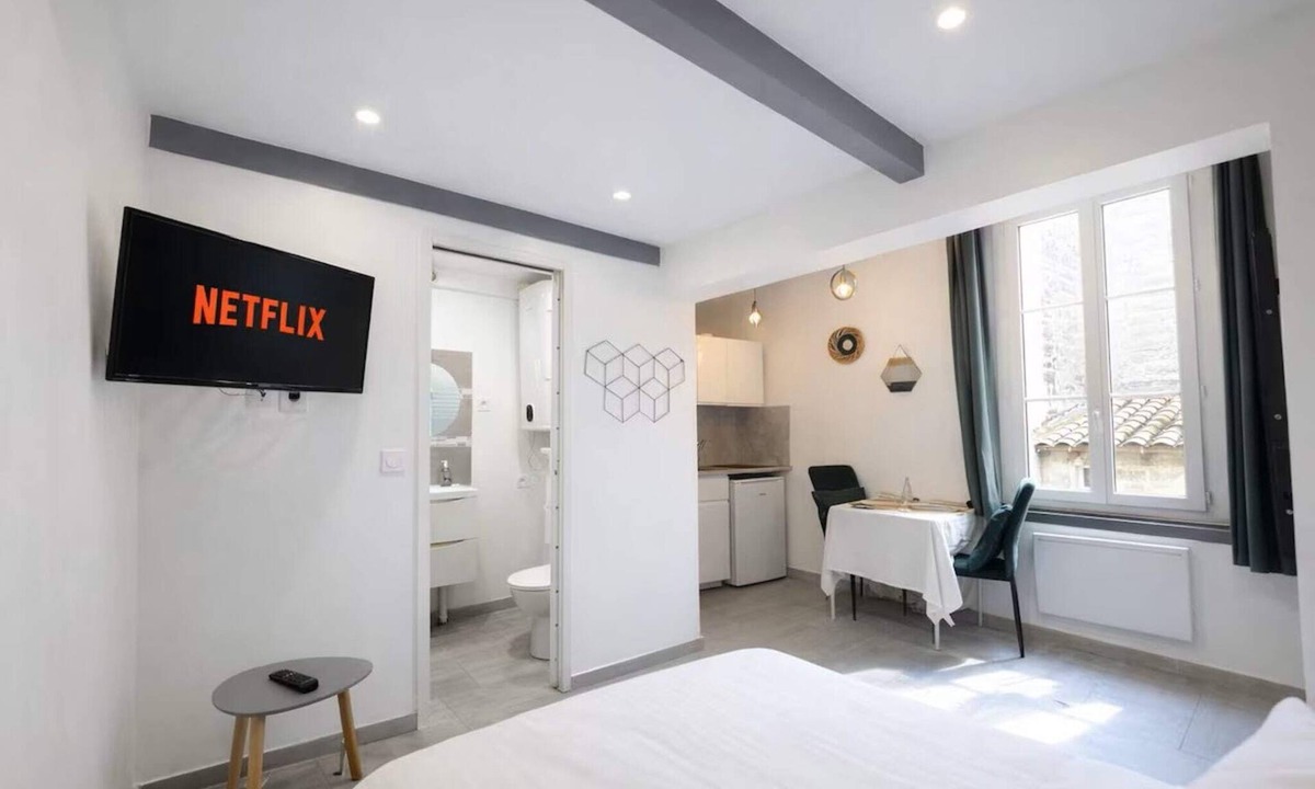 Avignon City Centre Apartment | La Scène - Lumineux - Heart of Avignon