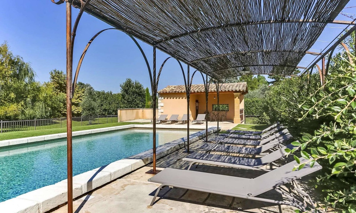 Entraigues-sur-la-Sorgue House | Large air-conditioned house with heated swimming pool in quiet Provence