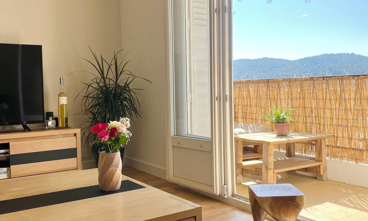 Sud Apartment | Large, quiet apartment with parking in Aix-en-Provence