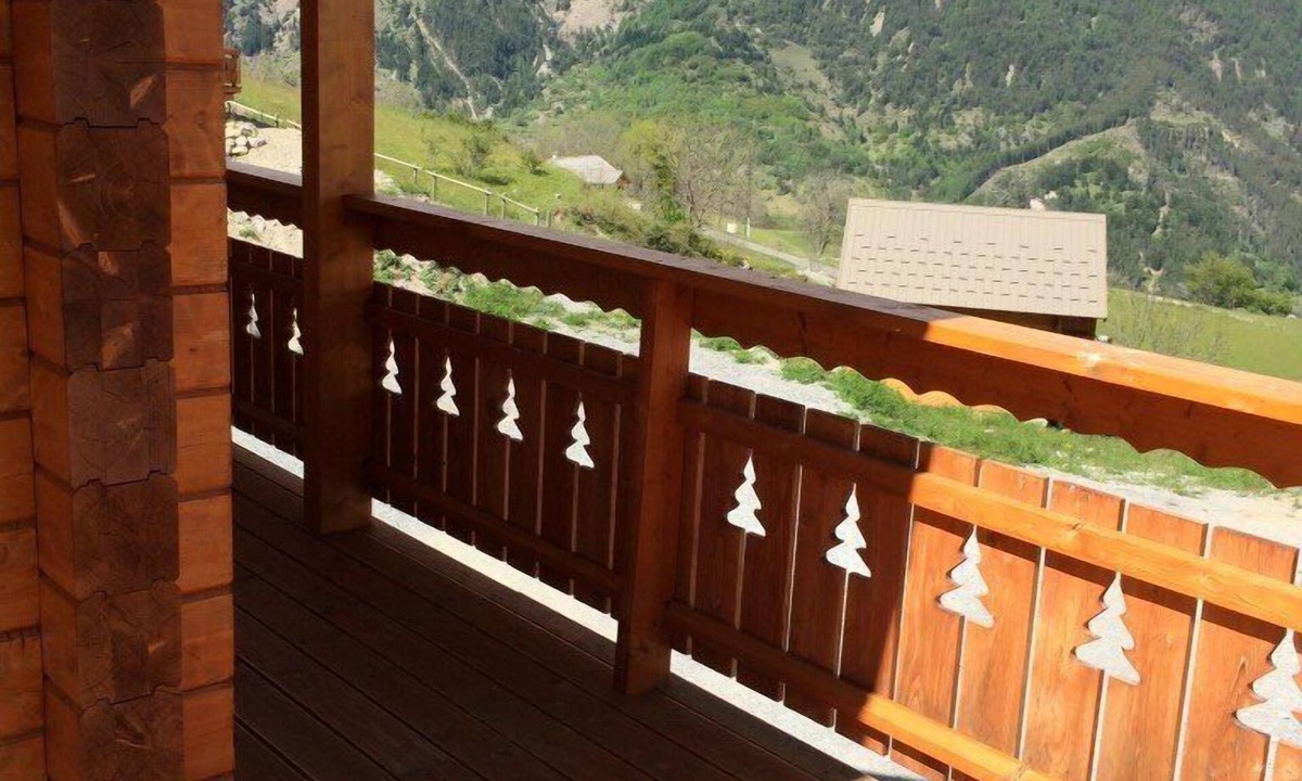 Reallon Ski Chalet | Large recent chalet sleeps 8 in Réallon with terrace