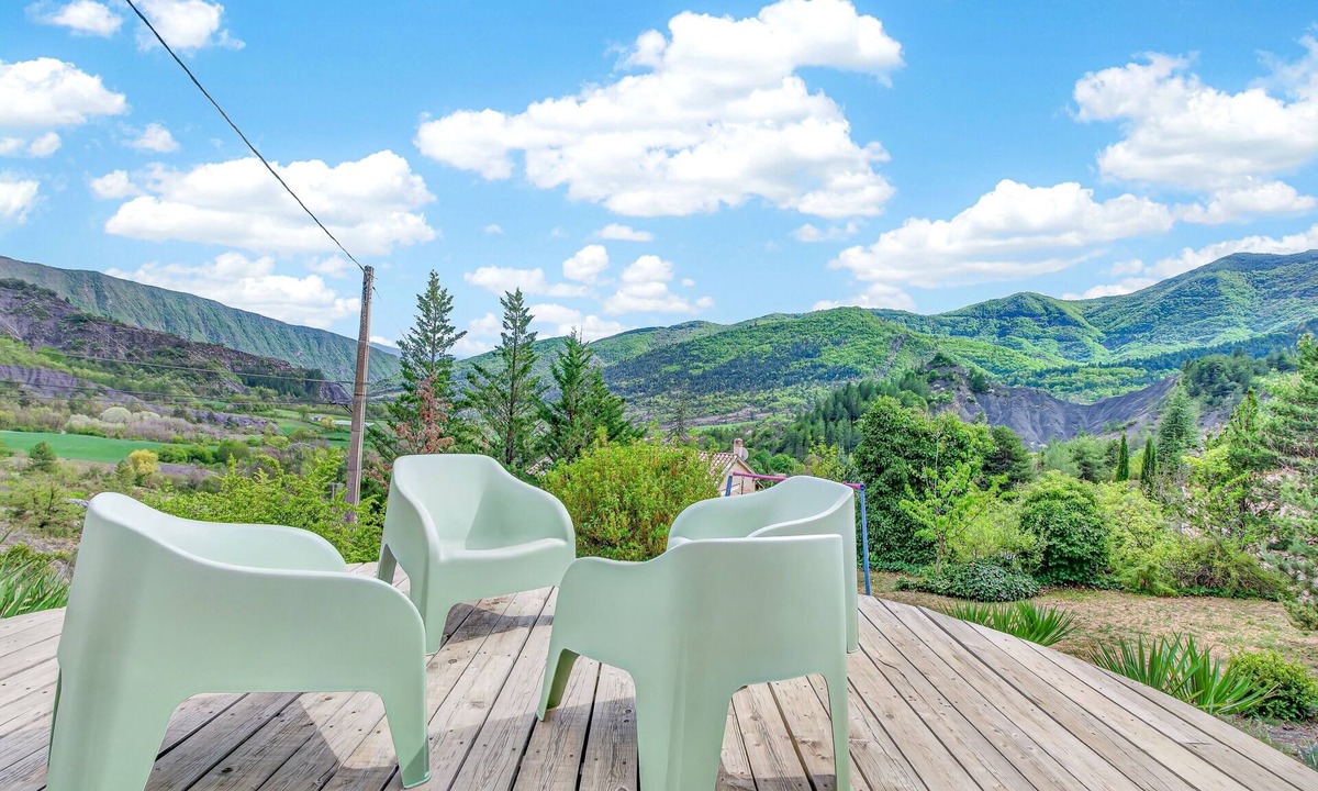 La Robine-sur-Galabre House | Lavender Cottage with Mountain View, Private Terrace, and Wi-Fi