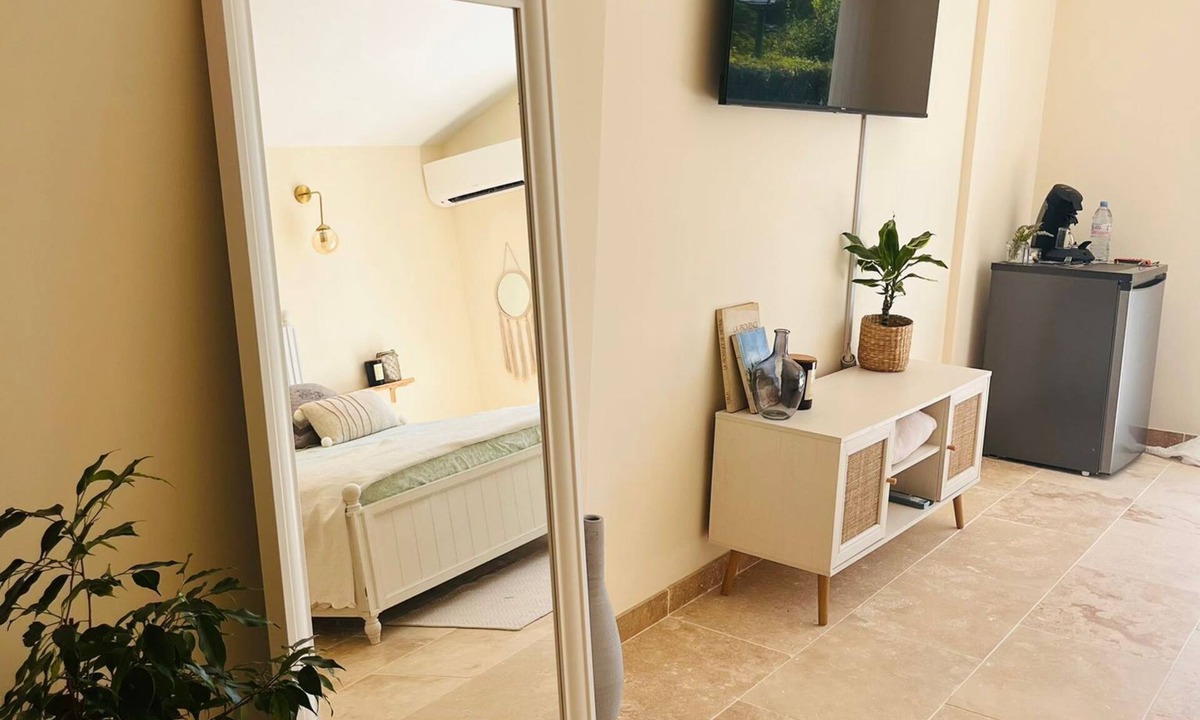 Fontvieille Bed & Breakfast | Le Chant des Oiseaux à 5mn du Centre du Village