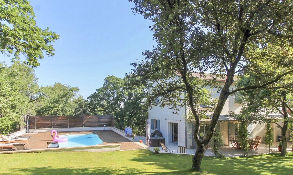 Eyragues House | Le Jardin des Chênes, family holiday home with private pool in Eyragues.
