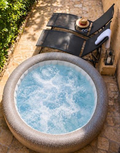 Raphele-les-Arles Apartment | Le jardinet d'Emma - Jacuzzi privé, Jardin au calme entre Arles, Camargue et Alpilles avec parking gratuit