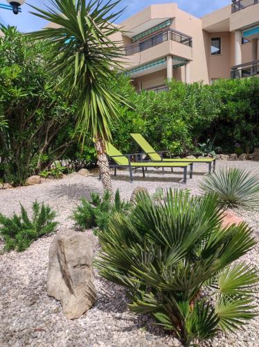 Cavaliere Apartment | Le Palmier, jardin privatif, plage 200m, centre et restaurants à deux pas, climatisé, wifi, garage, rénové