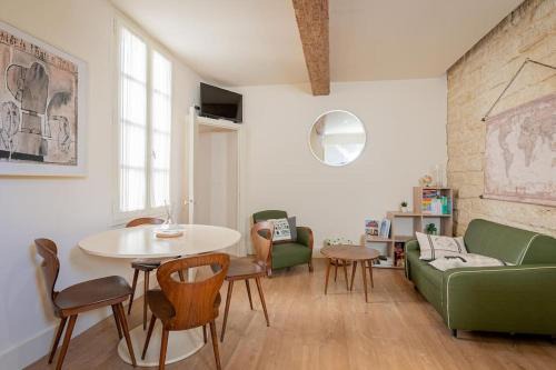 Ecusson Apartment | Le petit Saint Jean T2, Clim, Centre historique
