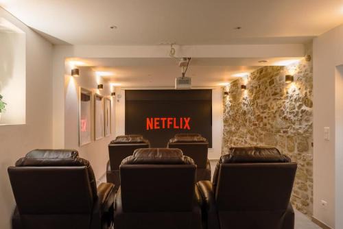 Villepinte House | Le Repaire Cinéma - 8 couchages - Cinéma privée et salon de jeux