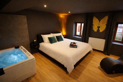La Celle-sous-Gouzon Apartment | Le Secret' - Balnéo - Romantique Room