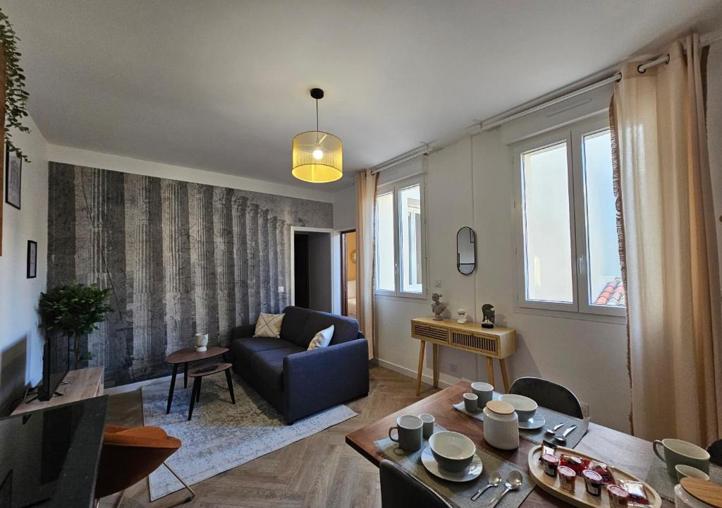 Faubourg Apartment | Les élégantes colonnes de la Place Saint Charles