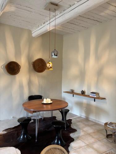 Eygalieres Apartment | Les canisses