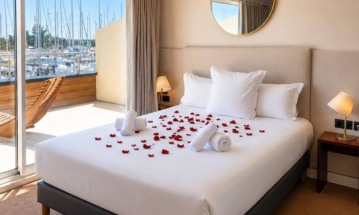 Port-Saint-Louis-du-Rhone Hotel | Les Trois Voiles