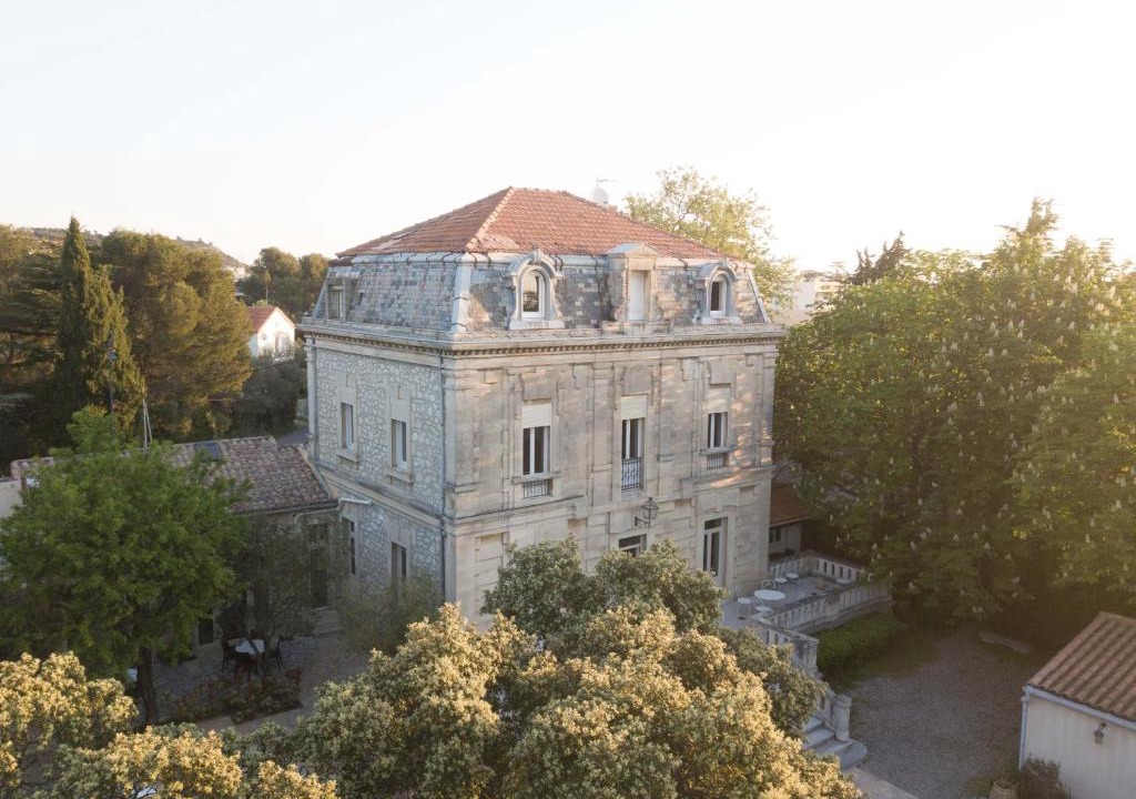 Villeneuve-les-Avignon Hotel | Logis Hôtel - Restaurant Résidence Les Cèdres
