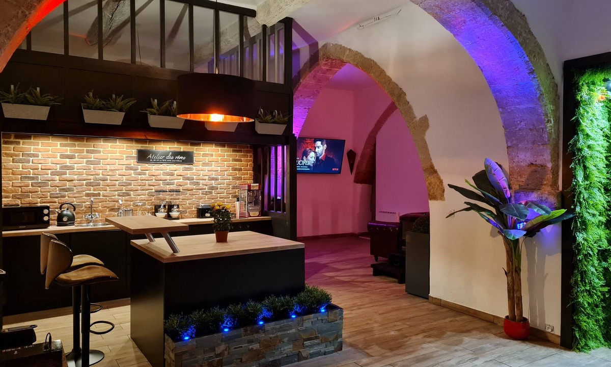 Salon-de-Provence Apartment | Love Room 70m² with Private Spa in the Heart of Salon-de-Provence