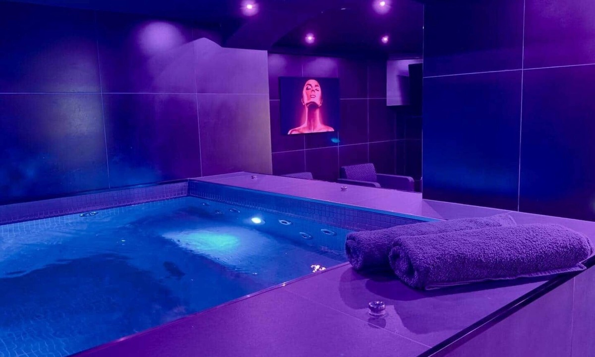L'Escarene House | Love Room—Air-Conditioned Jacuzzi Area/Massage Table