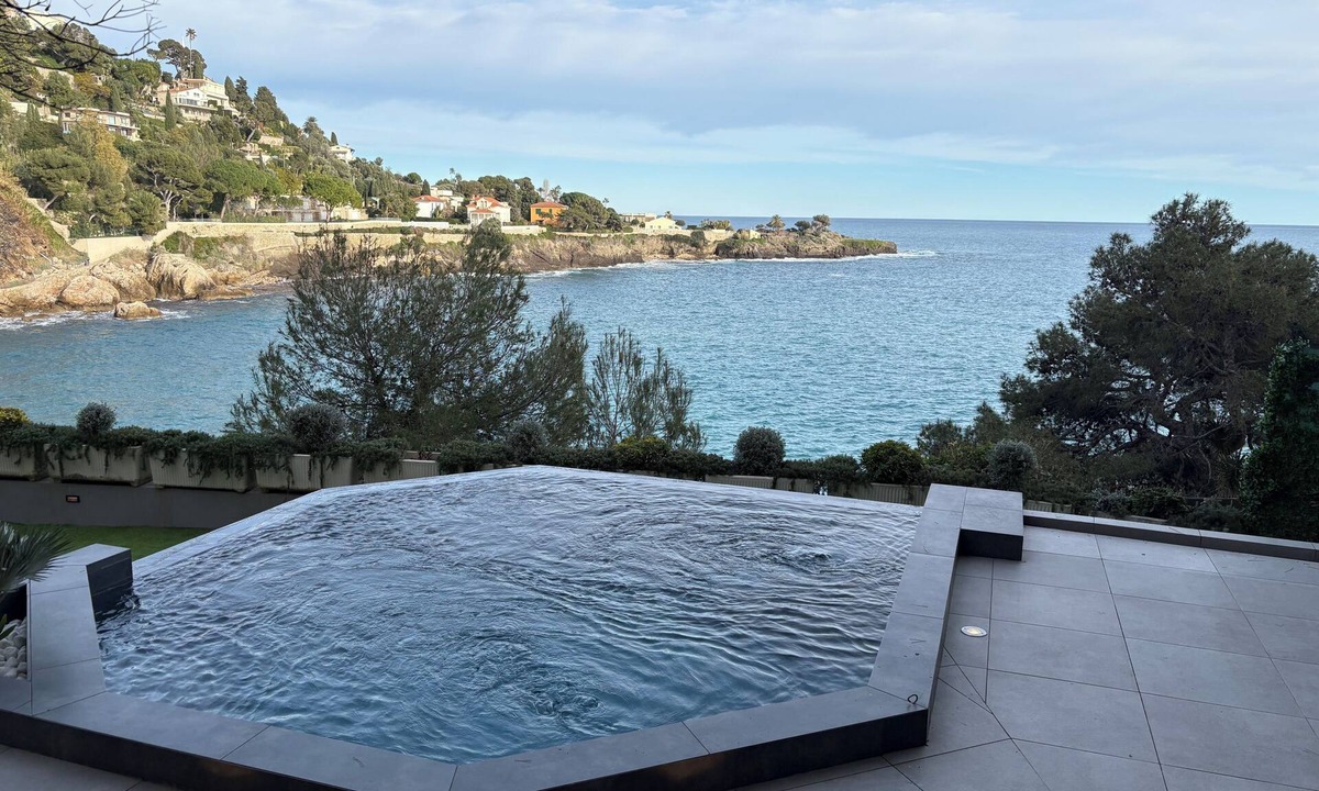 Cap d'Ail Apartment | Luxe 3-bedroom apartment on sea front in Cap-d'Ail with AC/Private pool