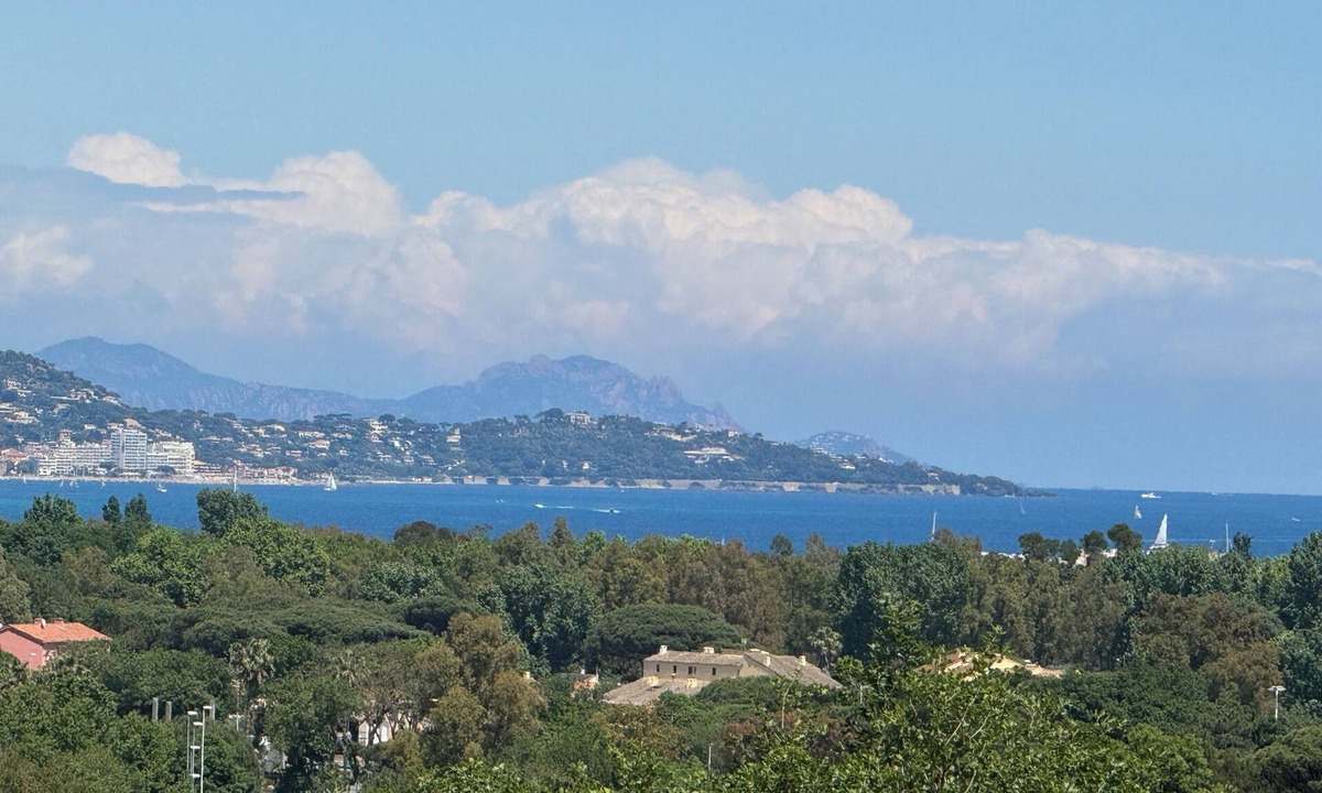 Cogolin House | Luxe Villa bij St. Tropez: Zeezicht, Privé Jacuzzi & Free Fatbikes