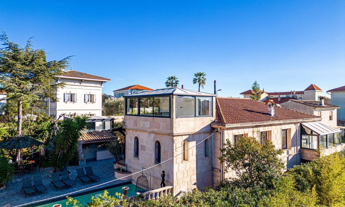 Carnot Villa | Luxurious 6 bedroom villa with pool & sauna
