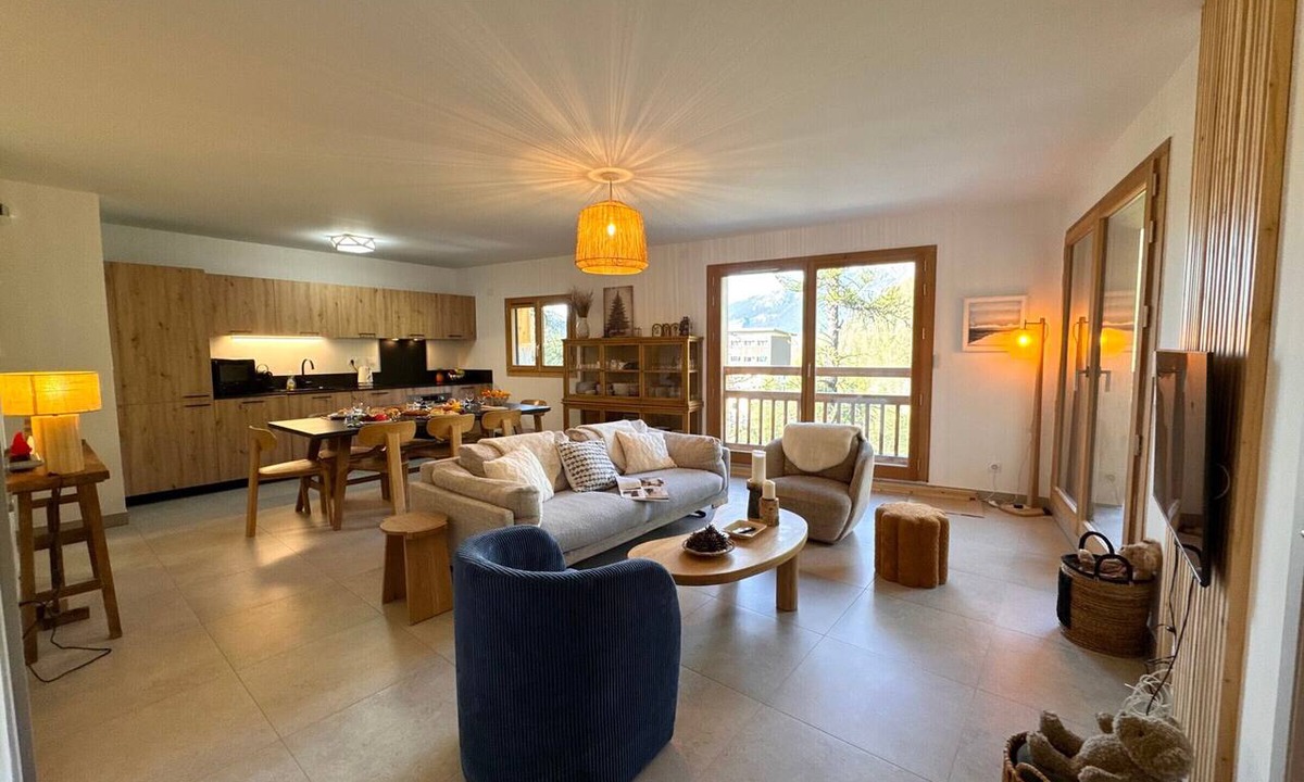 Les Claux Apartment | Luxury Ski Apartment - Near Slopes, 2 Garages, Sleeps 8