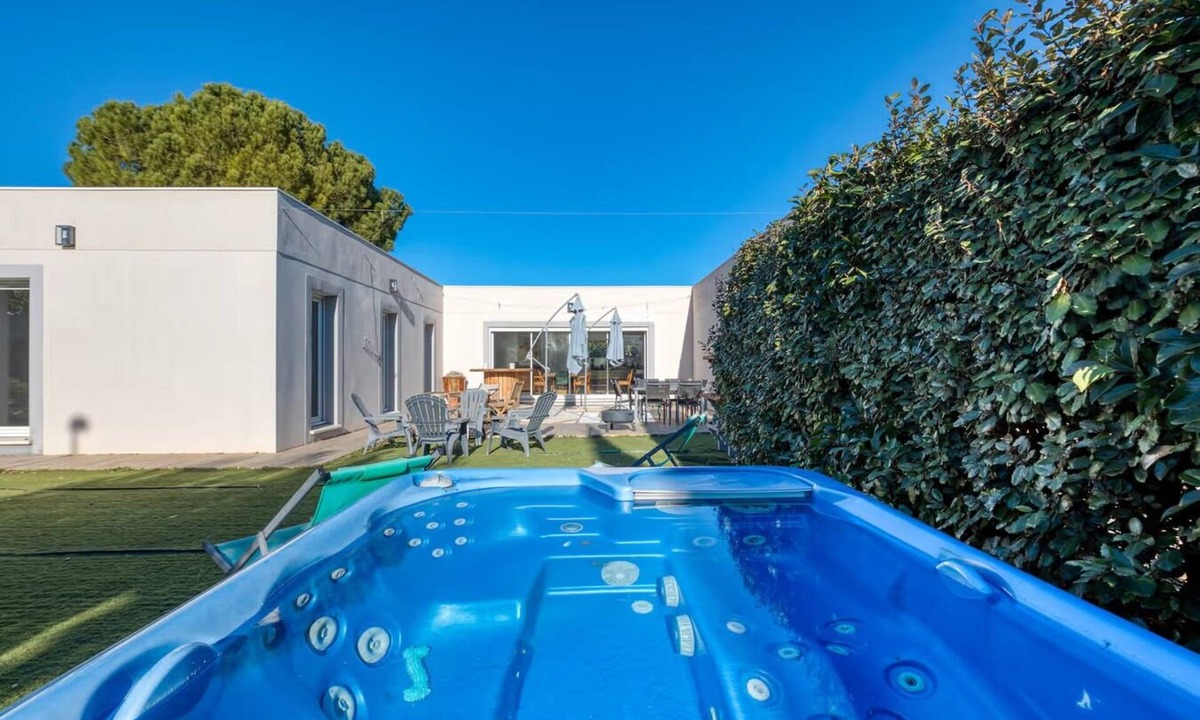 Alignan-du-Vent Villa | Luxury villa (210m2)-AC-Pool-Spa-Games room-Barbecue-Parking.