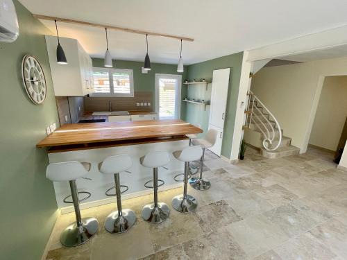 Avignon House | Maison 4 chambres pour 7 personnes max, terrasse, jardin, entièrement rénovée, clim réversible, WiFi, parking, cuisine équipée, à 5 min d'Avignon Intra-Muros en Tramway