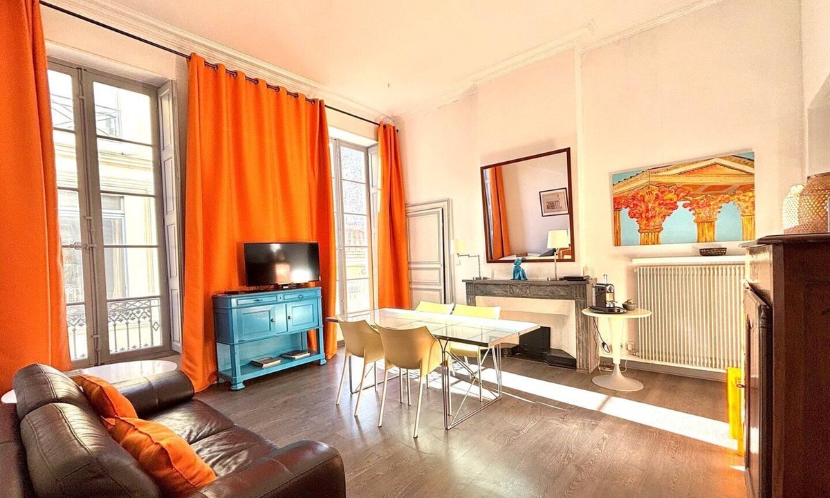 Nimes City Centre Apartment | Maison Carré - 2 bedrooms, air conditioning