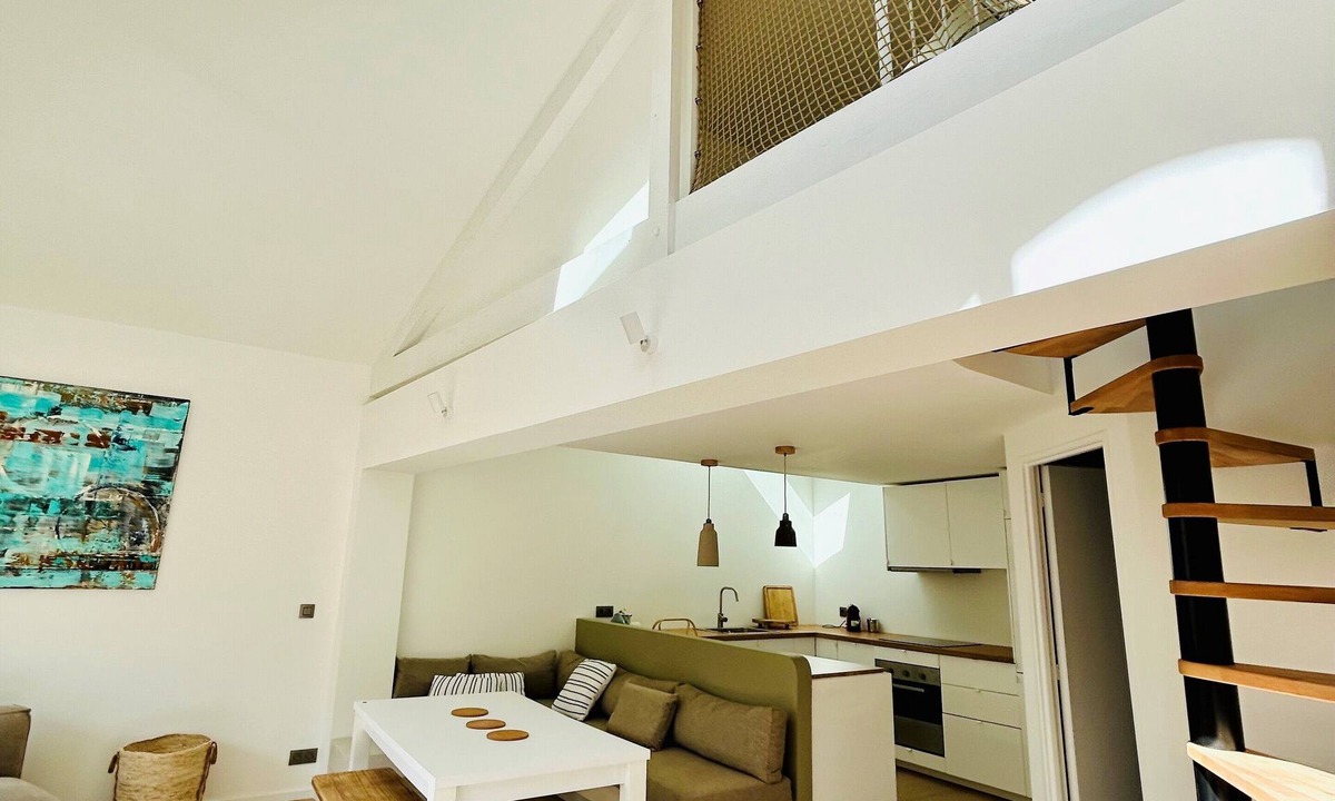 7th Arrondissement House | Maisonnette de 60m2 en Bord de mer