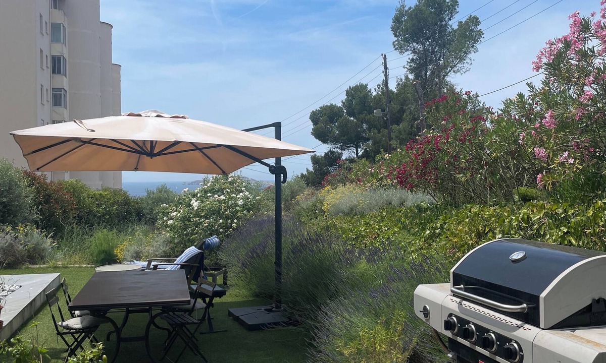 Endoume Apartment | Marseille: sea and garden views at Endoume!