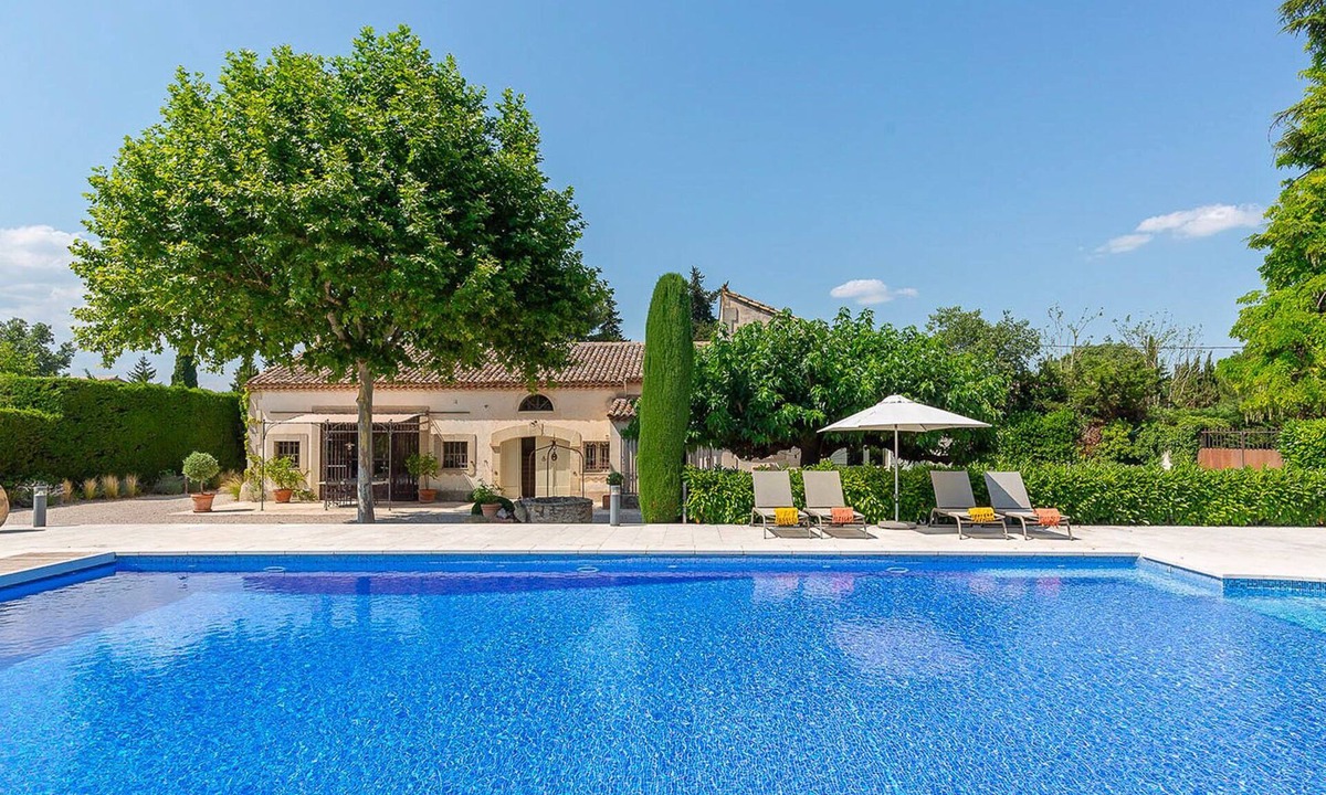 Eygalieres Villa | Mas provençal, garden, heated pool & pétanque