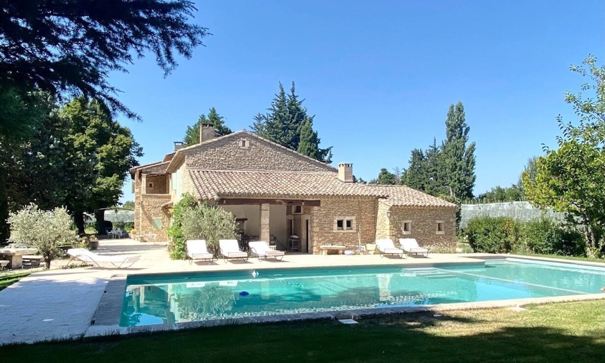 Cavaillon House | Mas Provençale Entouré de Pommiers, Piscine et Terrain de Tennis
