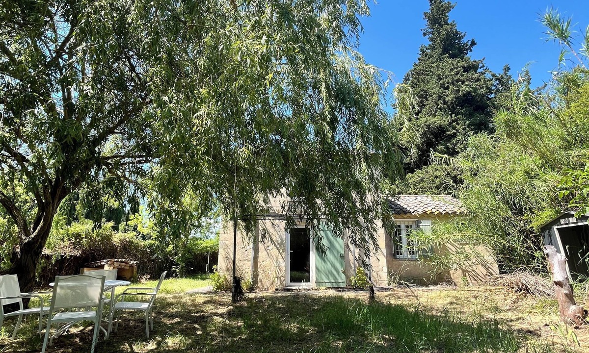Noves House | Mazet with old-world charm, large garden with trees, countryside 600 m from town center.