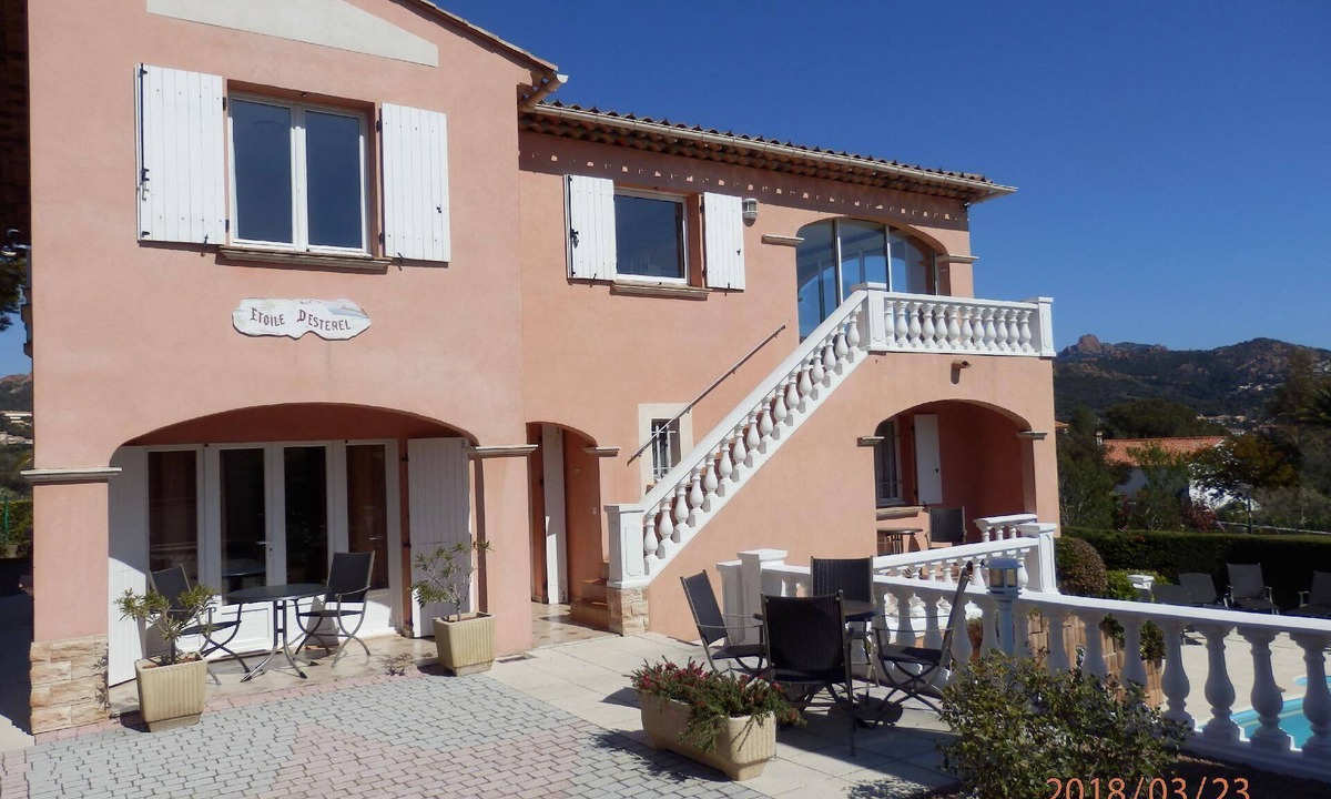 Agay Apartment | "Mimosa" holiday flat with a view of the water