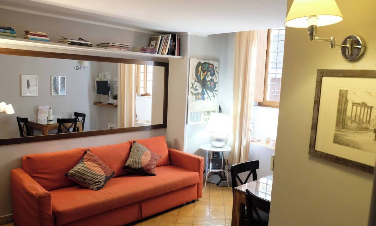 Rione V Ponte Apartment | Miró, small loft on Giulia street