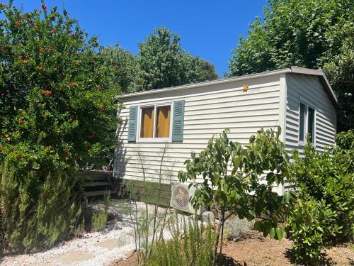 Gemenos Other | Mobil home devant un grenadier
