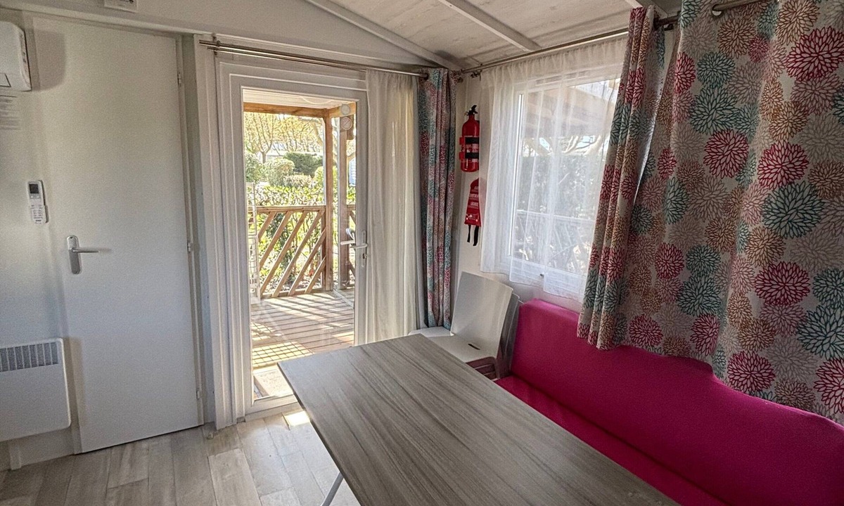 Cheval-Blanc House | Mobile Home 'Luberon Detente' with Lake View, Shared Pool and Air Conditioning