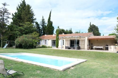 Mouries Villa | modern house with pool, near baux de provence and golfs in mouries 8 sleeps