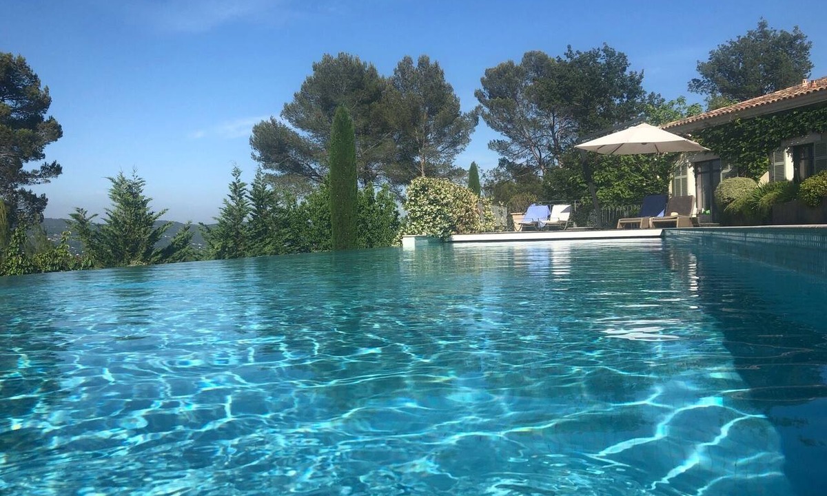 Tourrettes Villa | Modern Luxury Villa with Inifinity pool in gated Domaine de Terre Blanche