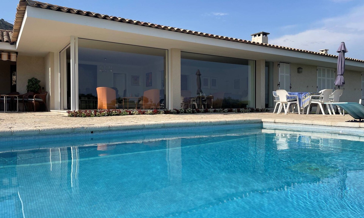 Tourrettes-sur-Loup Villa | Modern villa in park swimming pool and floodlit tennis court