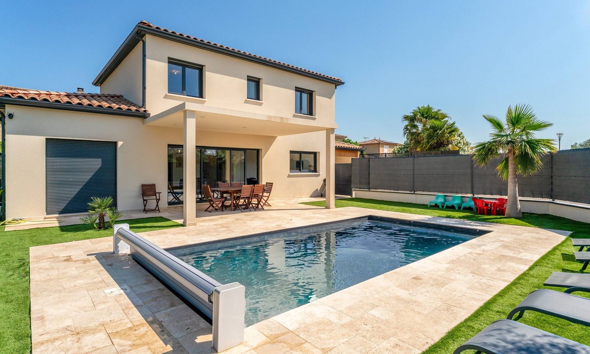Beaucaire House | Modern Villa with Pool, Wi-Fi, and Air Conditioning