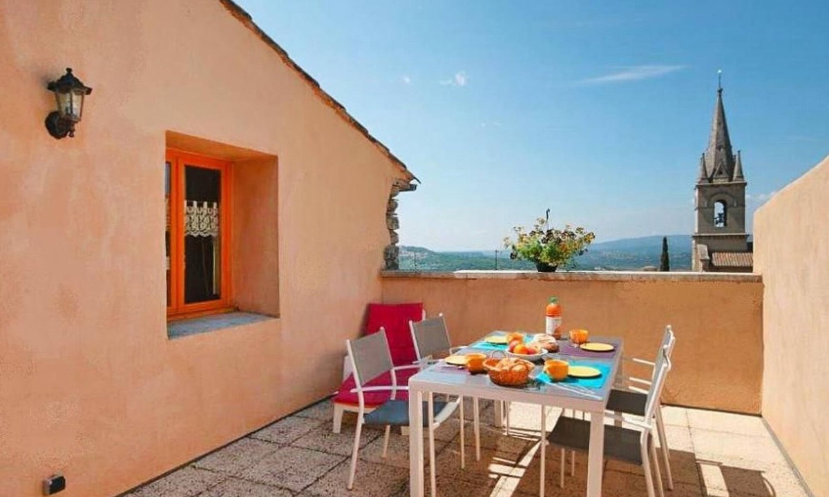 Bonnieux Apartment | Morard - Bonnieux Appt 2. Etage by Interhome