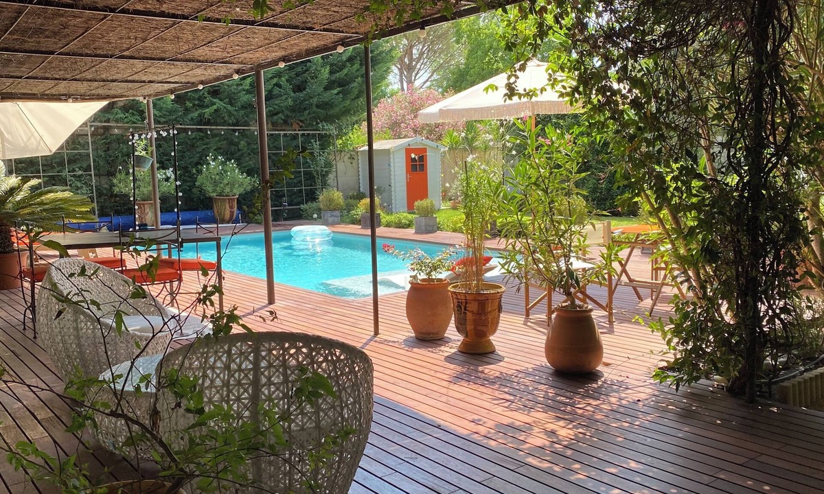 Vedene House | Near Avignon, AdriAnna Guest House with a private heated pool