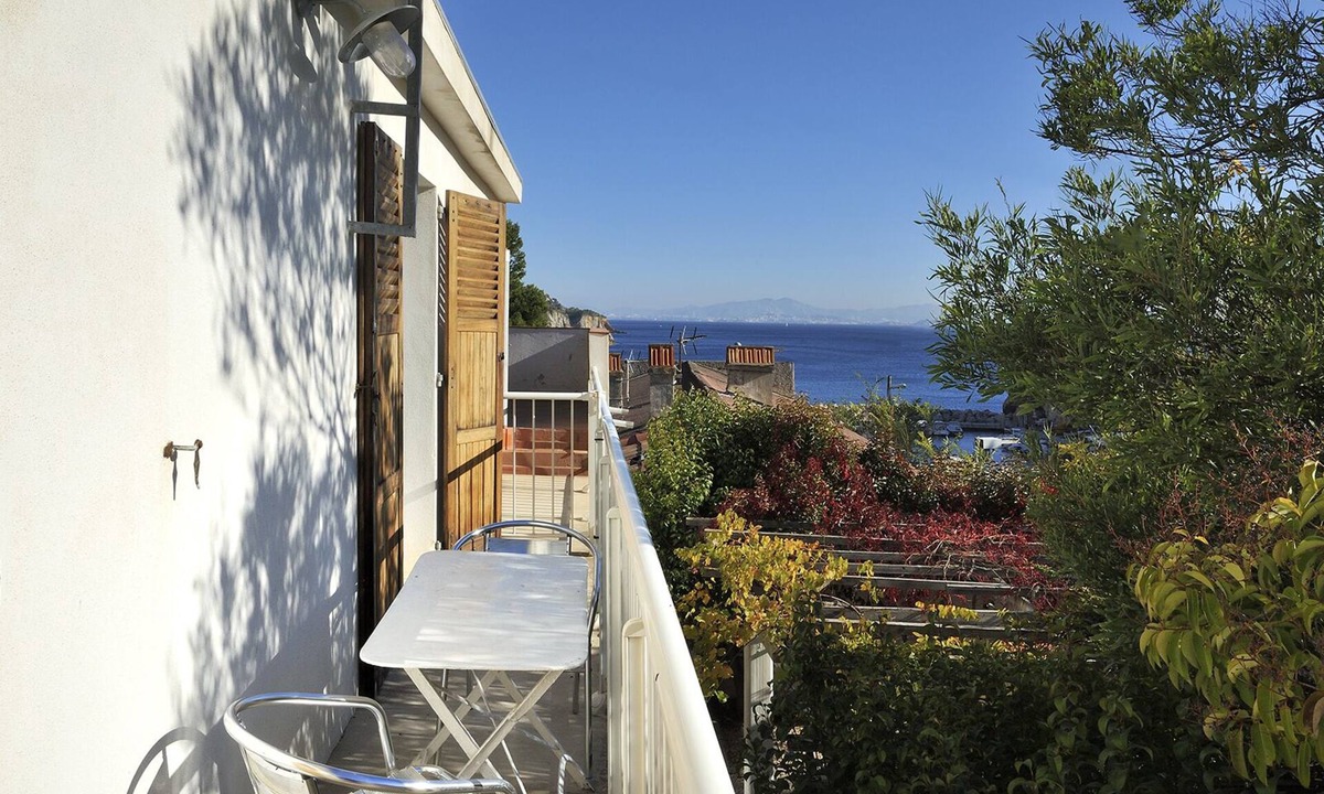 Ensues-la-Redonne Apartment | Nestled in 1 authentic cove, sea view. Swimming, hiking, visiting Provence