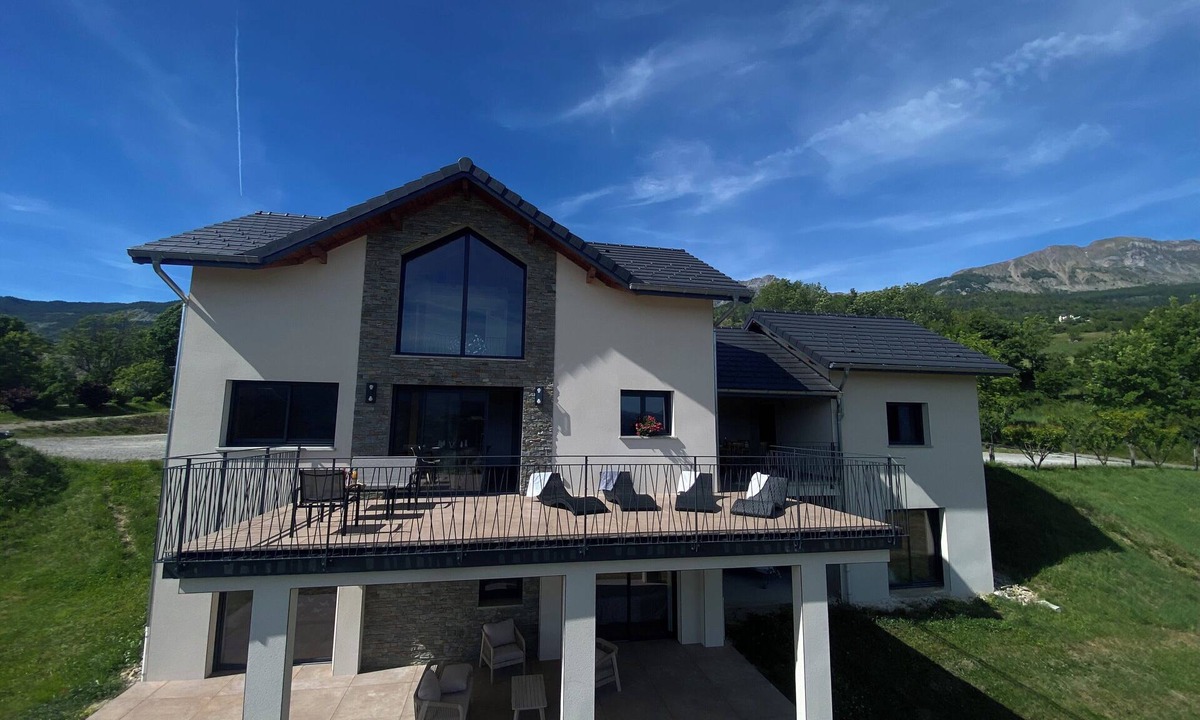 Chorges Villa | New luxury villa, breathtaking view, swimming pool and outdoor amenities