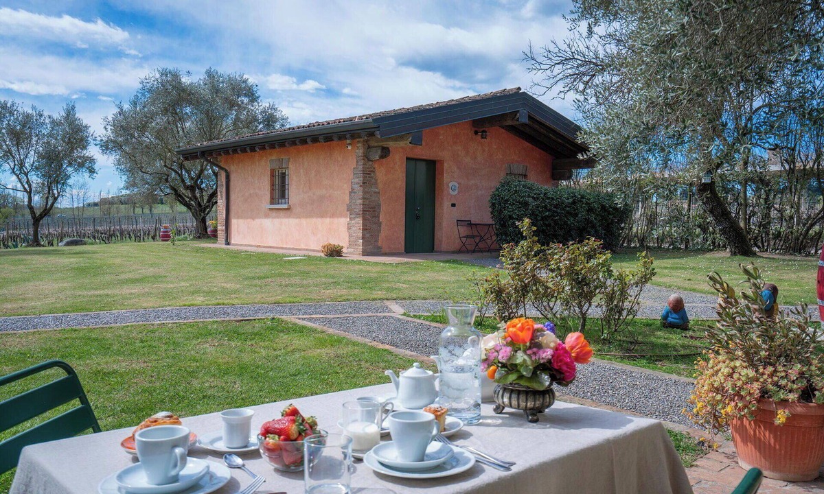Pozzolengo Villa | Nice apartment in villa for 2 guests with pool, A/C, WIFI and pets allowed, close to Sirmione
