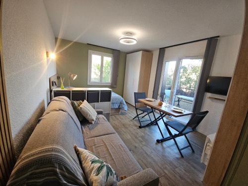 Greoux-les-Bains Apartment | Nouveau-Charmant T1 rénové, Balcon vue sur la garrigue