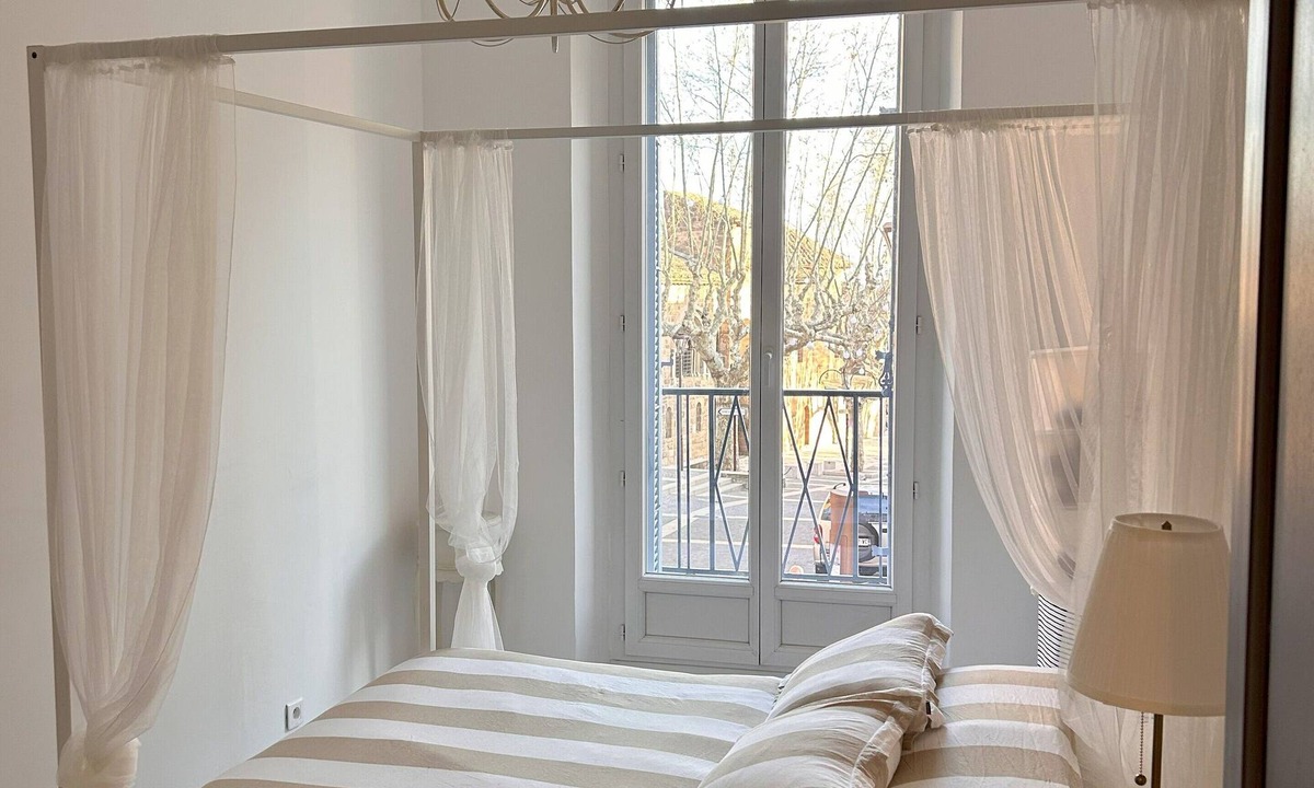 Frejus Apartment | Omnia. A charming 2-bedroom apartment in old-town Fréjus - WiFi, Smart TV & AC.
