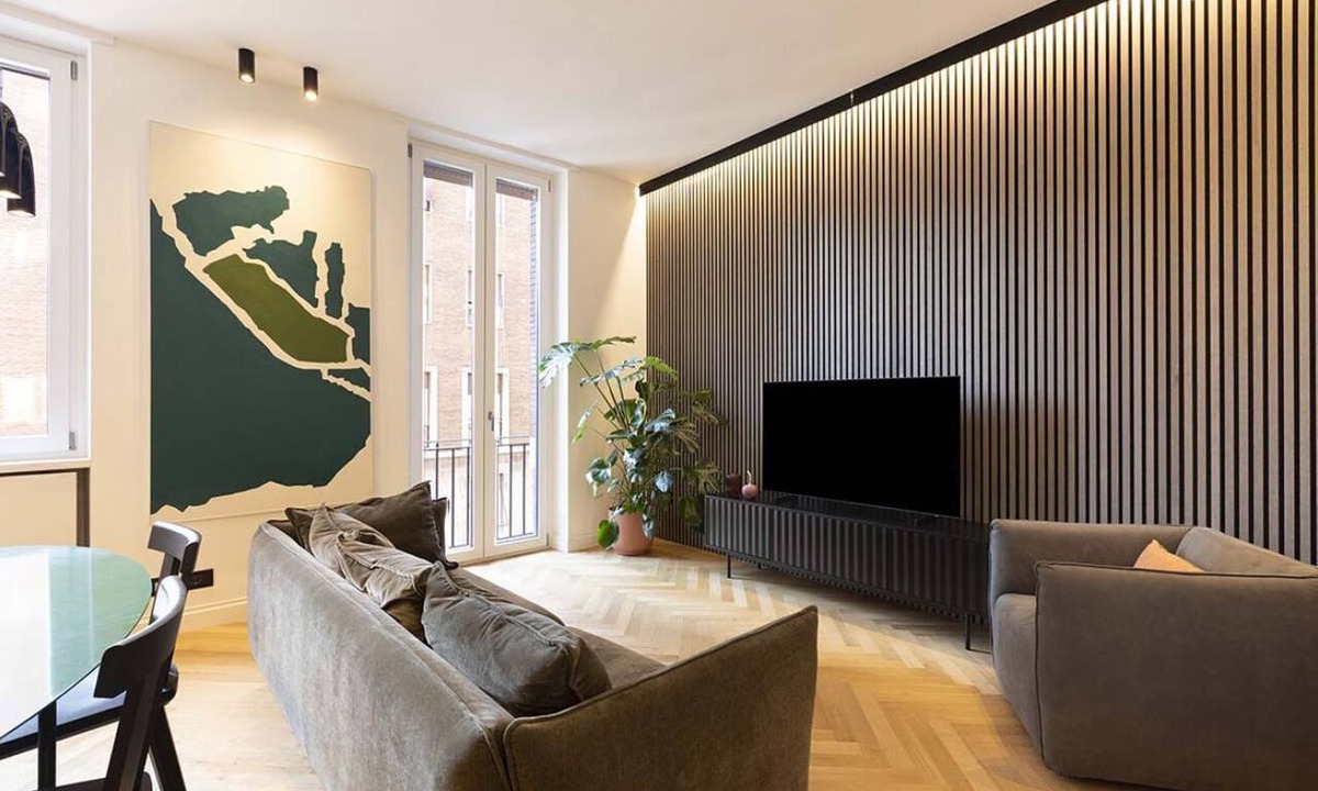 Rione VII Regola Apartment | Our apartment is in a building of the past century, it's on the 2nd floor and served by an elevator.You will have at your disposal 2 bedrooms, 2 bathrooms, and a living room, with a cooking area, that will be able to accommodate up to 5 people.The livi