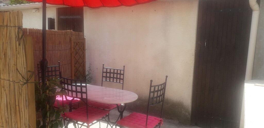 Aigues-Mortes Medieval City Apartment | P2 with patio in the heart of the ramparts