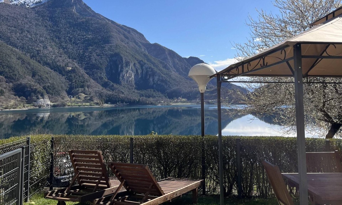 Val Maria-Pur Apartment | Panoramic Lakefront Apartment for 5