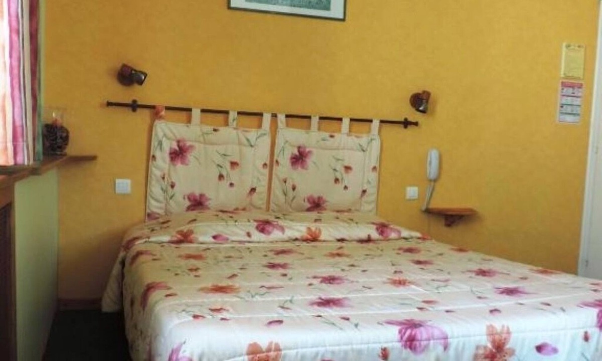 Digne-les-Bains Hotel | Pet-Friendly Double Room inside 17th-Century Convent | Near Local Cafés
