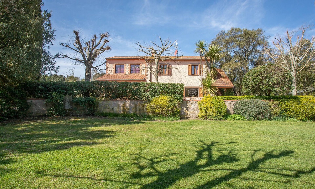 Roccastrada Villa | Pet-Friendly Finca Etrusco with Mountain View, Pool, Garden & Wi-Fi